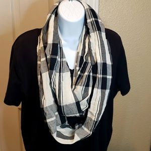 Infinity scarf black-and-white
